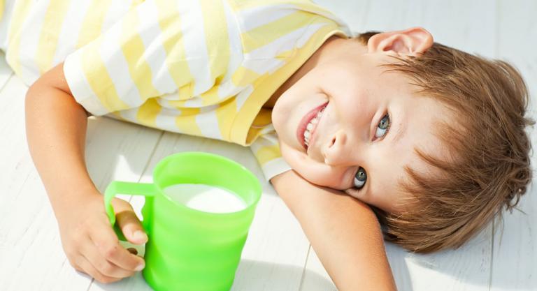 Niño con un vaso de leche