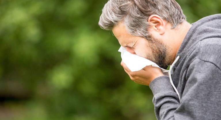 Hombre con asma por el polen