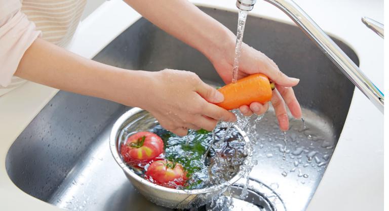 Lavar las verduras para prevenir la trematodiasis
