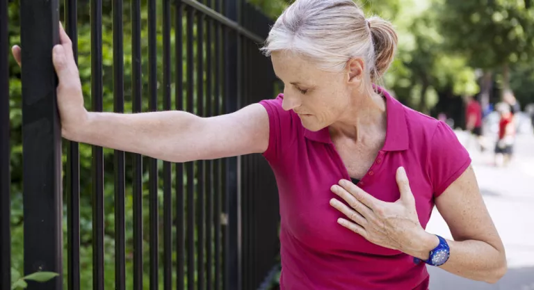 Mujer sufriendo una angina de pecho