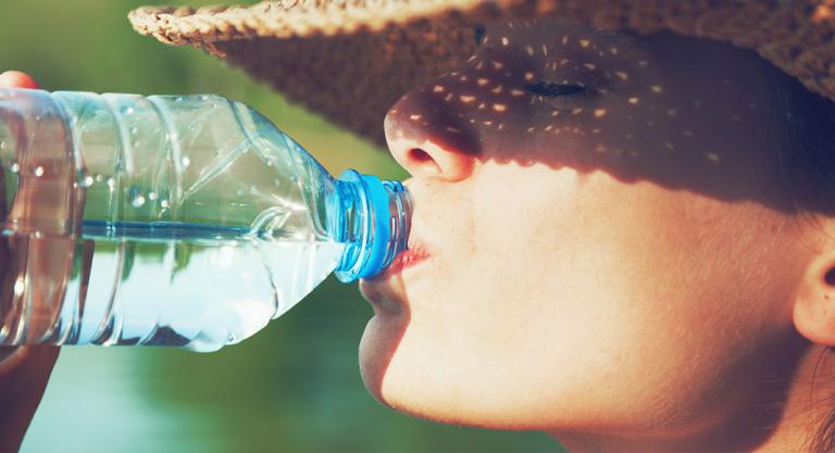 Consejos para evitar que se te pele la piel: Beber mucha agua