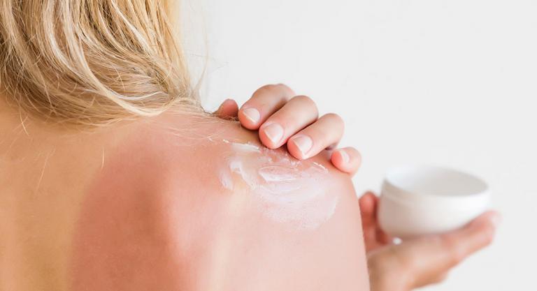 Consejos para evitar que se te pele la piel: hidratar la piel