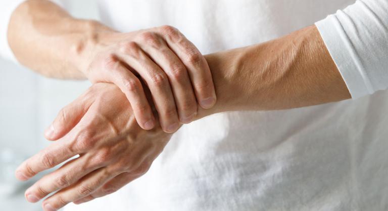 Síntomas de la enfermedad de Behçet: artritis