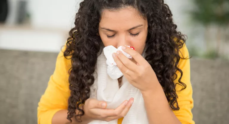 Mujer con una hemorragia nasal