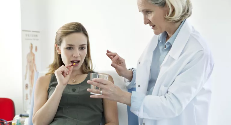 Mujer tomando un medicamento 