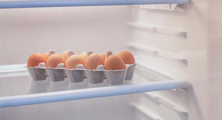 Conservar los huevos en el interior de la nevera, no en la puerta