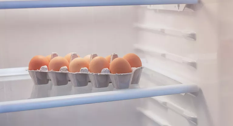 Tres razones por las que no debes guardar los huevos en la nevera