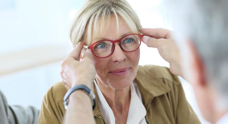 Mujer mayor con gafas