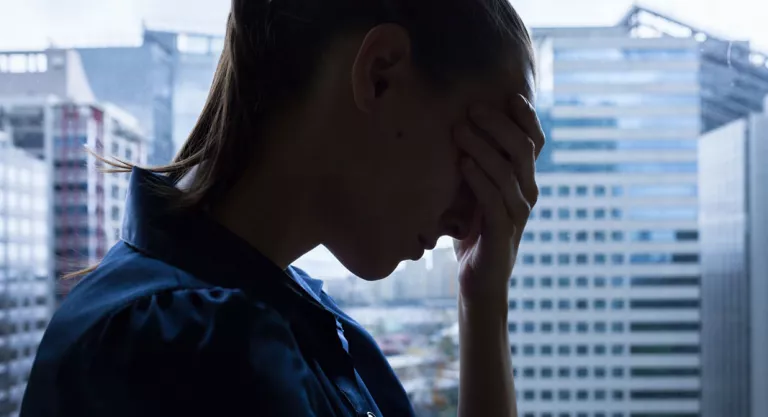 Mujer con miedo al trabajo