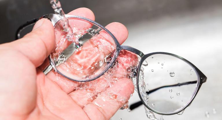 Cómo desinfectar tus gafas paso a paso de covid-19