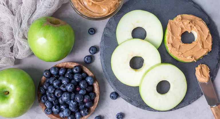 Crema de cacahuete y fruta