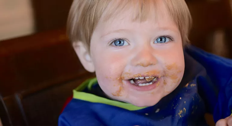 Niño tomando crema de cacahuete casera