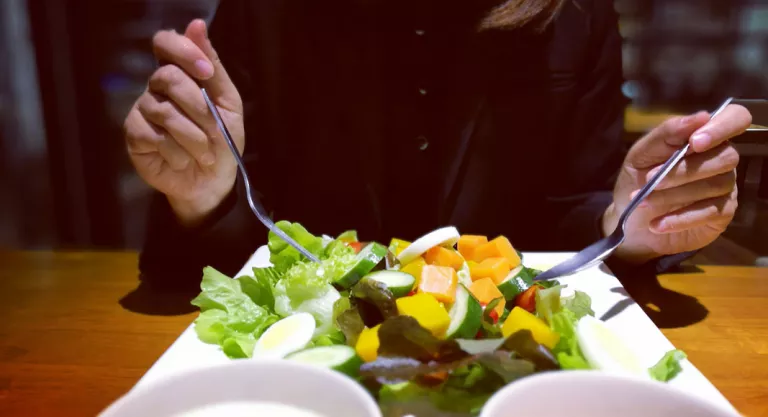 Cenar una ensalada