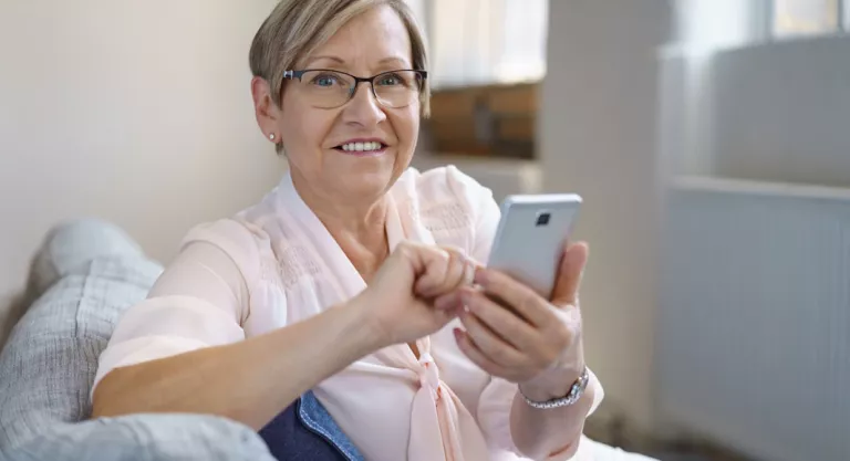 Teléfonos móviles para mayores, usos y consejos - Tercera edad