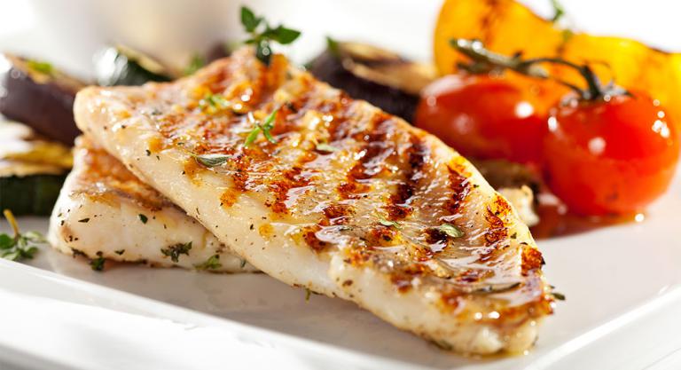 Aumenta la energía de tus platos saludablemente: pescado
