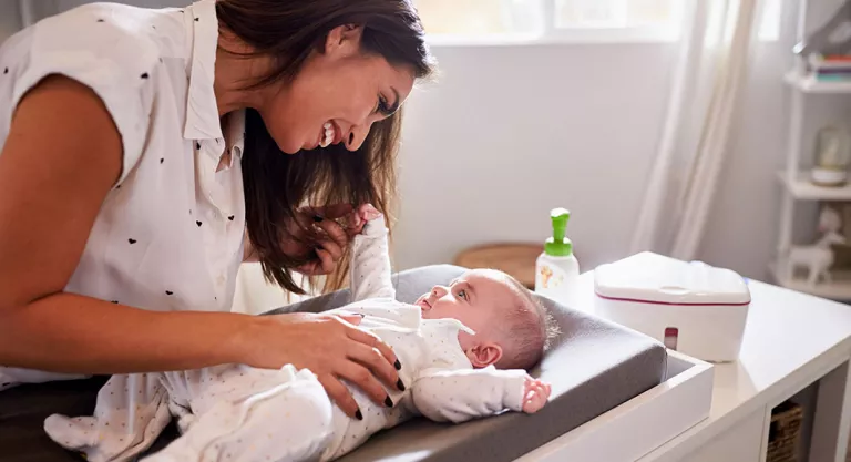 Cambiador en la habitación infantil