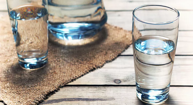 Alimentación para prevenir las varices: agua