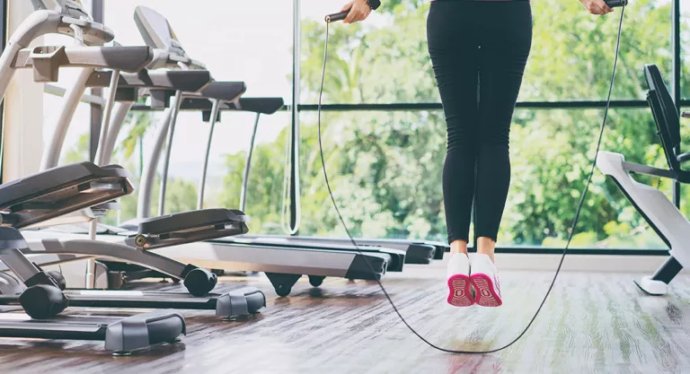 Calentamiento para el entrenamiento de boxeo: salto a la comba