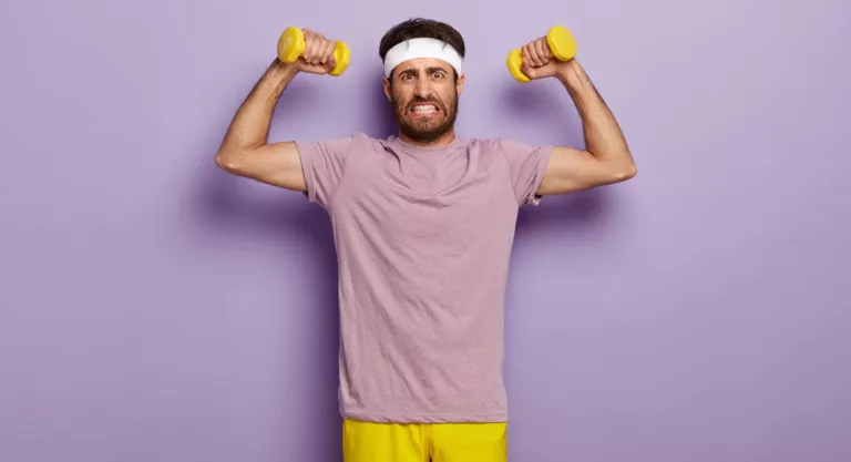 Hombre en el gimnasio