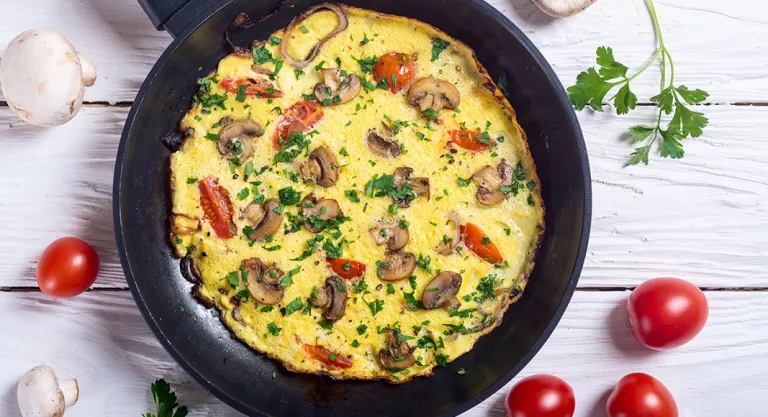 Tortilla de champiñones, puerro y queso