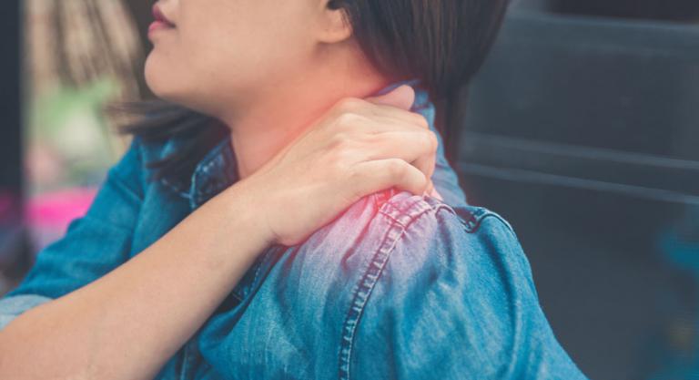 Mujer con dolor en el cuello debido a la fibromialgia