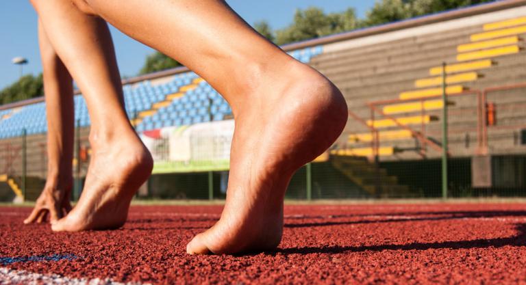 Andar o correr descalzo? Beneficios y desventajas - Fisiolution