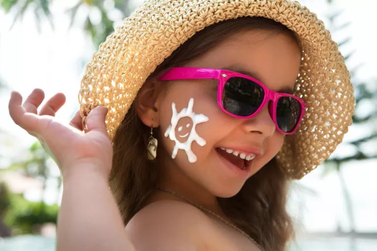 Niña con gafas de sol y sombrero