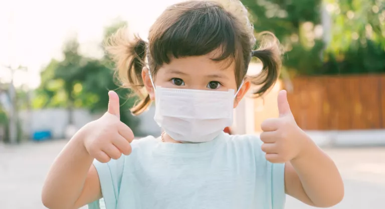 Niña con una mascarilla