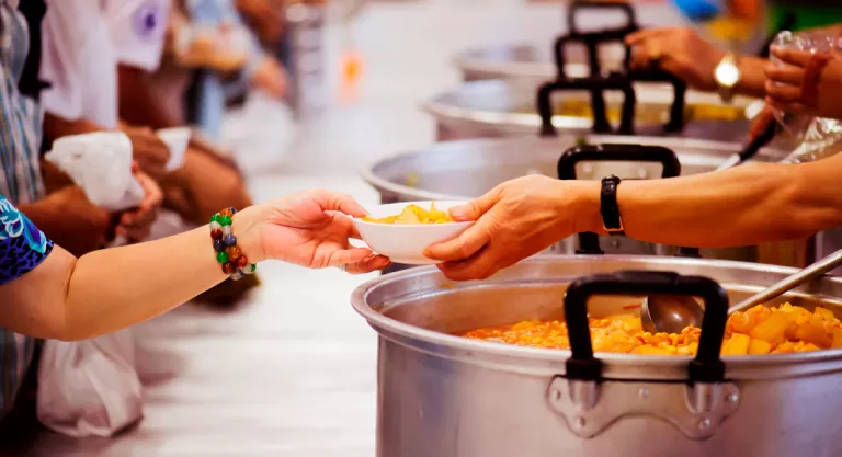 Voluntarios en un comedor social