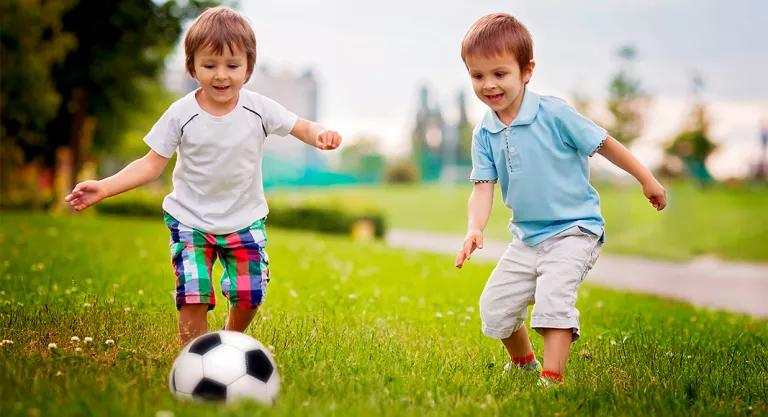 Niños jugando con una pelota