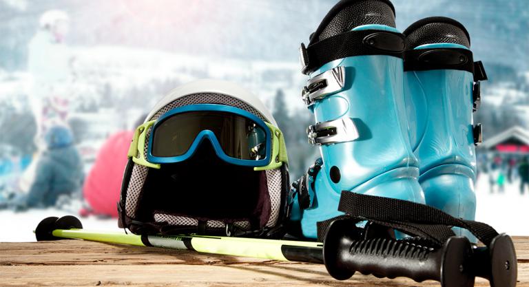 Material necesario para practicar esquí: botas, casco