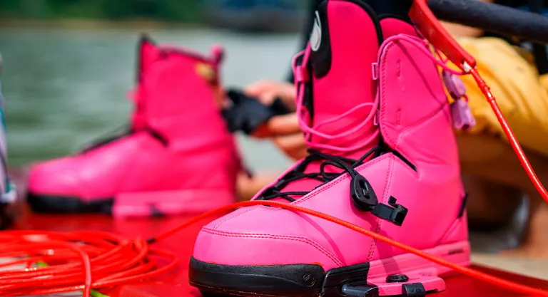 Material necesario para practicar wakeboard: botas