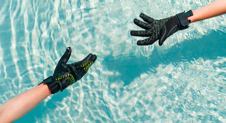 Material necesario para practicar wakeboard: guantes