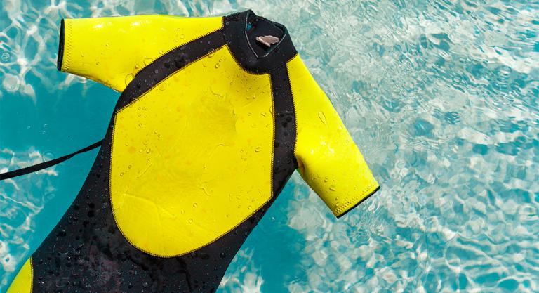 Material necesario para practicar wakeboard: neopreno