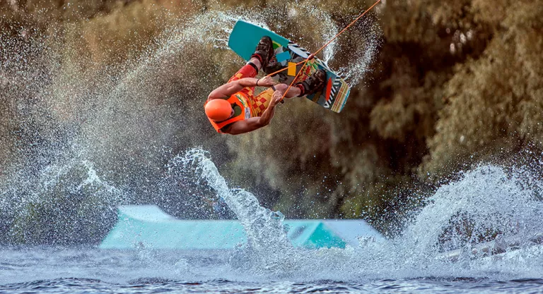 Cómo practicar wakeboard: maniobras acrobáticas