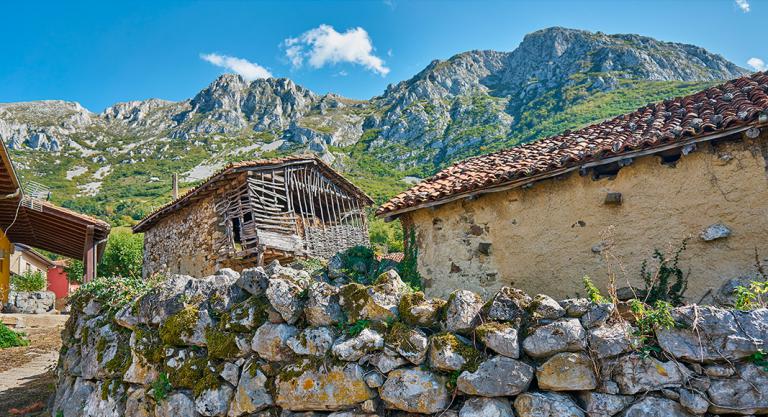 Bermiego, pueblo asturiano al pie de la montaña