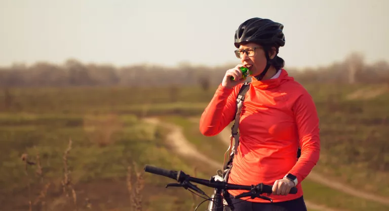 Ciclista comiendo una barrita energética