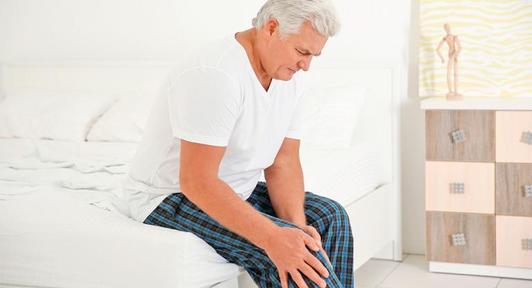 Hombre mayor con problemas de artrosis