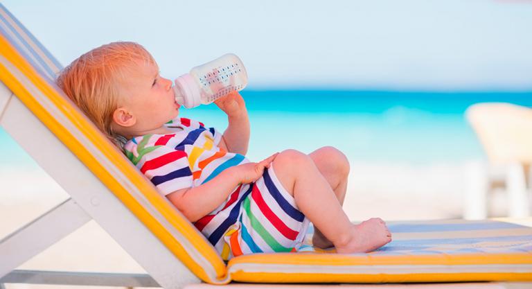 Principales riesgos en la playa para el bebé: deshidratación