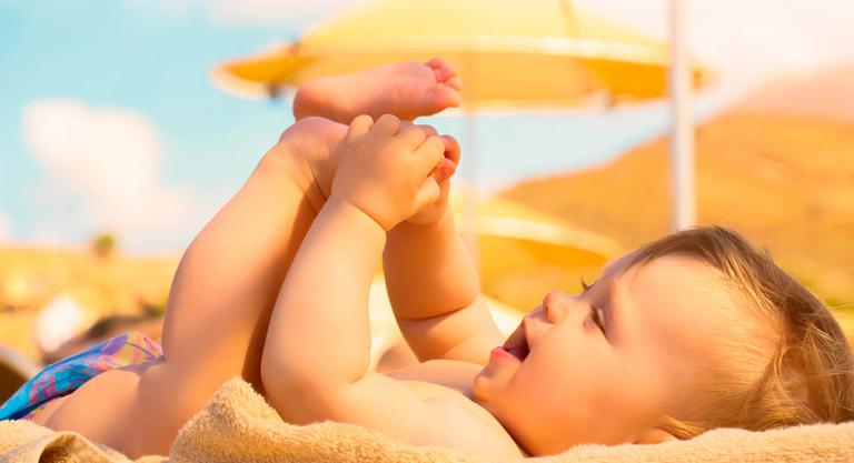 Principales riesgos en la playa para el bebé: insolación