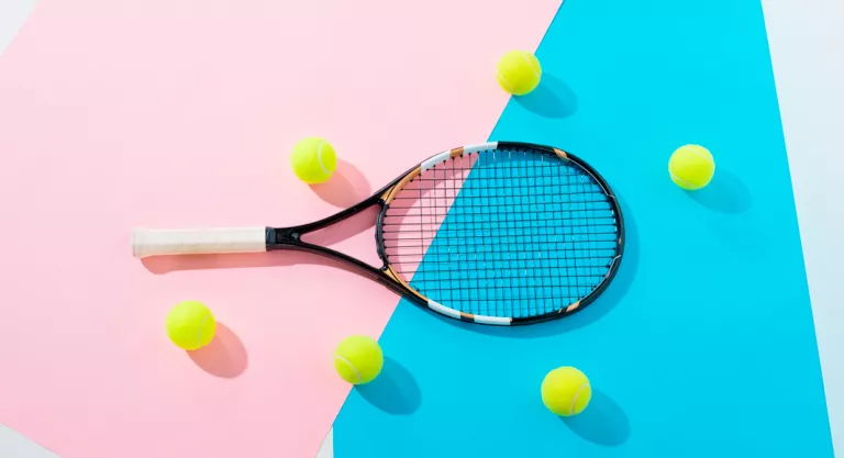 Raqueta y pelotas de tenis