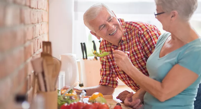 Personas mayores aprendiendo a cocinar