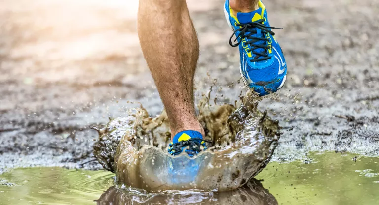 El terreno, clave al escoger zapatillas de trail running: barro