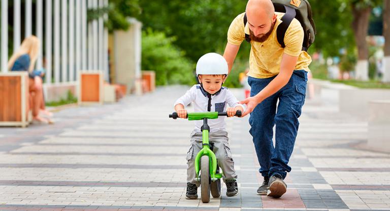 Enseñar a tus hijos a montar en bicicleta en cuatro pasos: paso 1
