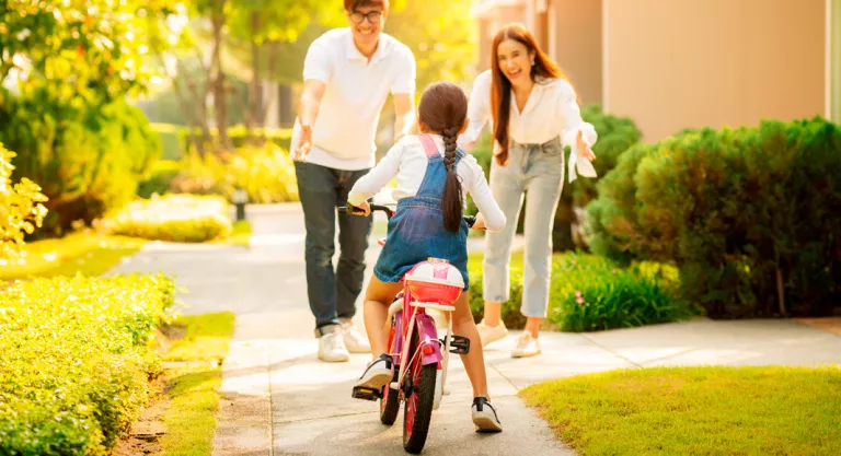 4 PASOS PARA ENSEÑAR A TU HIJO A ANDAR EN BICI