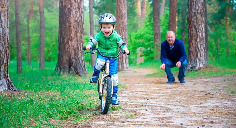 Enseñar a tus hijos a montar en bicicleta en cuatro pasos: paso 4
