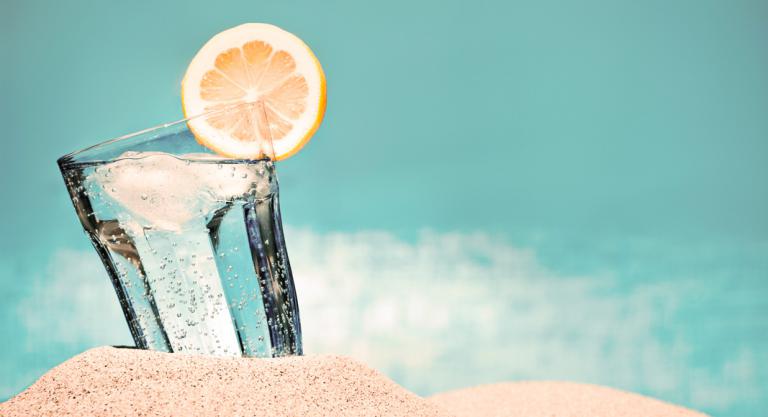 Bebida para hidratarte en la playa
