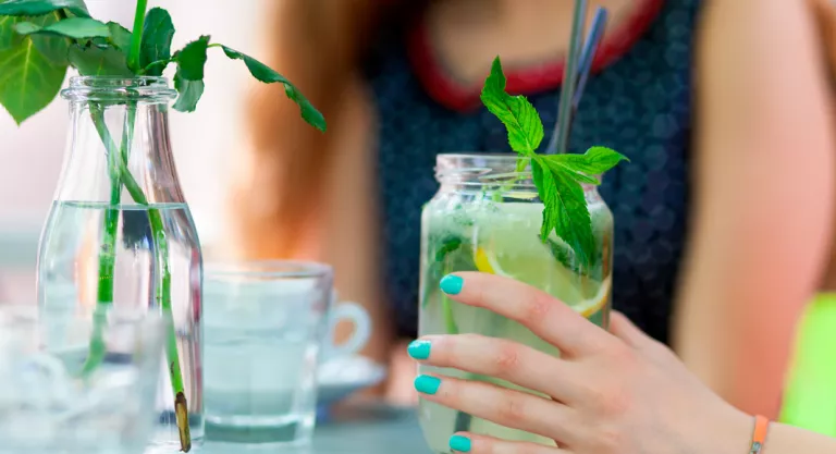 Mujer tomando una infusión fría