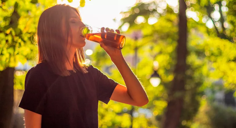 Mujer tomando una infusión fría