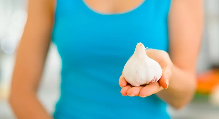 Mujer con un ajo en la mano